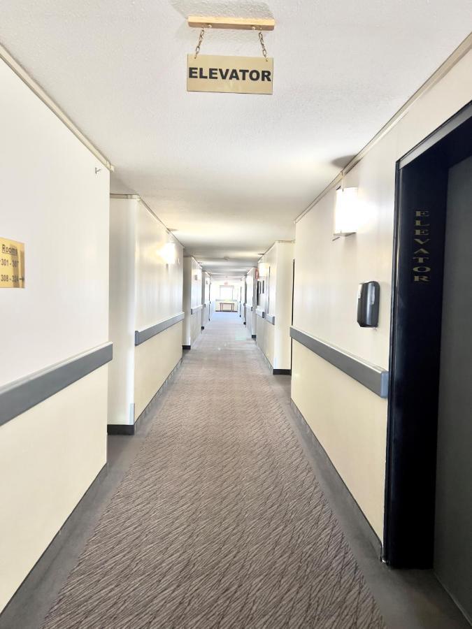 Super 8 By Wyndham Whitecourt Hotel Exterior foto