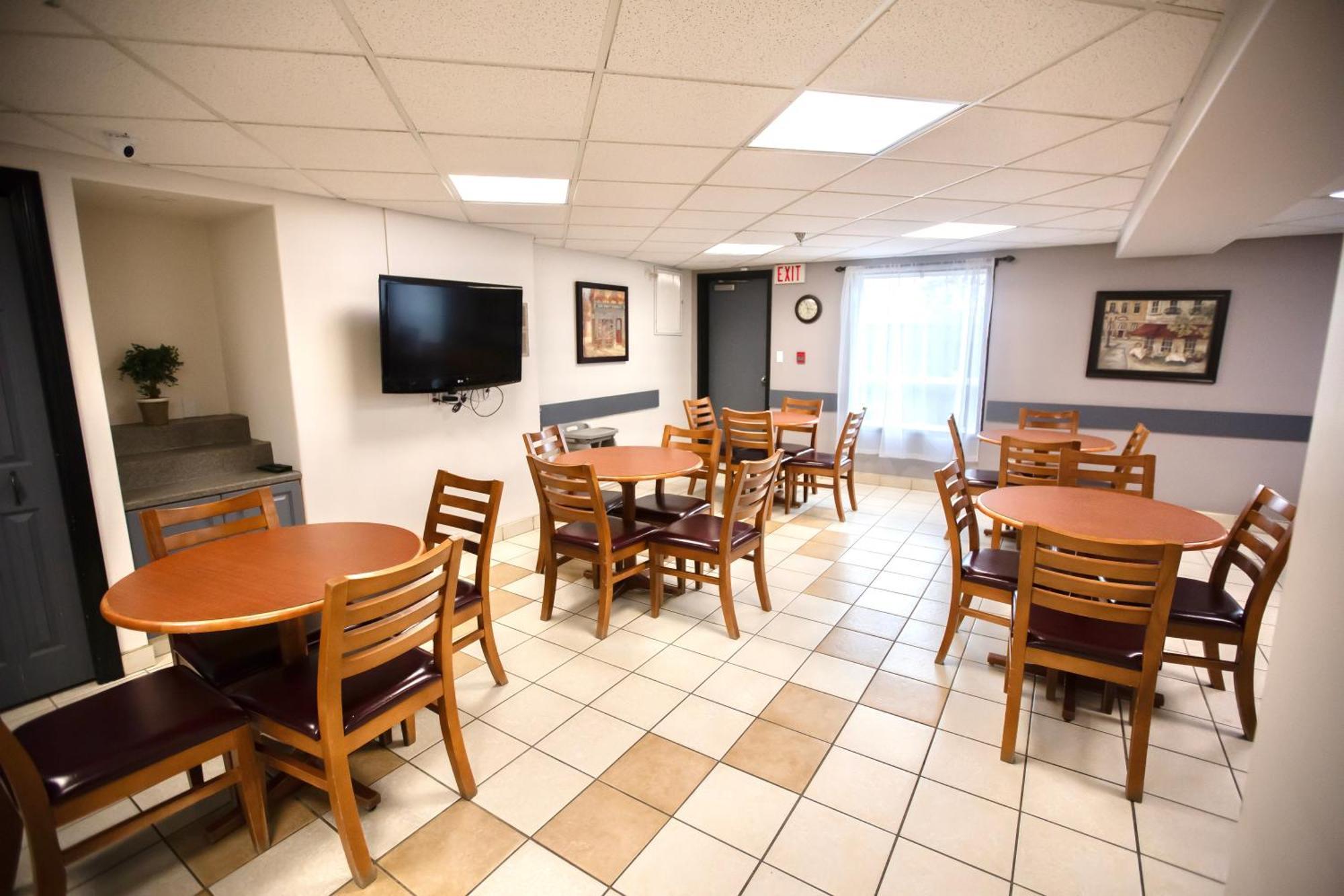 Super 8 By Wyndham Whitecourt Hotel Exterior foto