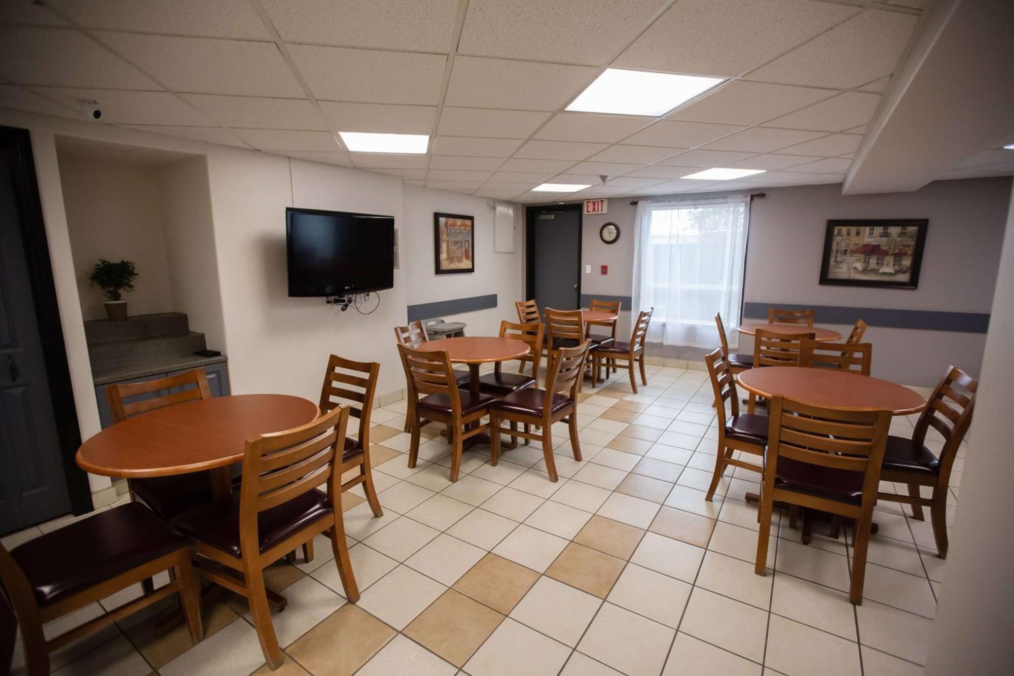 Super 8 By Wyndham Whitecourt Hotel Exterior foto